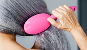 Tuổi tác càng lớn tỉ lệ rụng tóc càng tăng cao