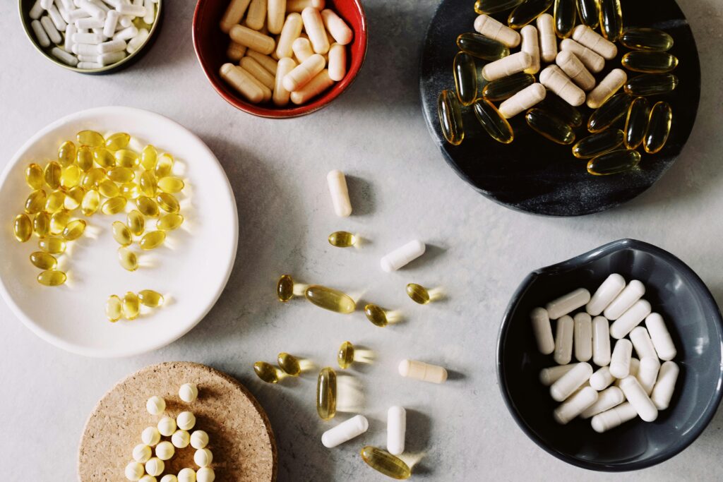 Mẹ bỉm nên tham khảo ý kiến bác sĩ trước khi sử dụng các thuốc bổ sung vitamin
