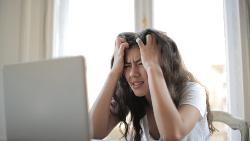 Tâm lý bất ổn làm tăng hormone gây stress cũng là yếu tố gây gián đoạn quá trình mọc tóc