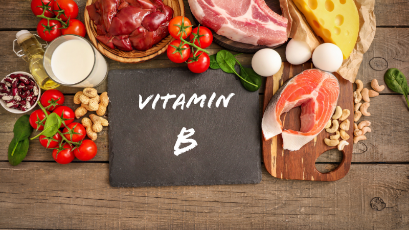 Bạn có thể bổ sung vitamin B thông qua các thực phẩm như gạo lứt, rau xanh, ngũ cốc nguyên cám, cá hồi,...