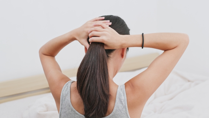 Các kiểu tóc đuôi ngựa, búi cao quá chặt có thể gây áp lực lên chân tóc