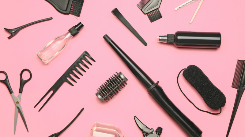 Hơi nóng từ các dụng cụ tạo kiểu và hóa chất trong thuốc nhuộm có thể làm teo nang tóc